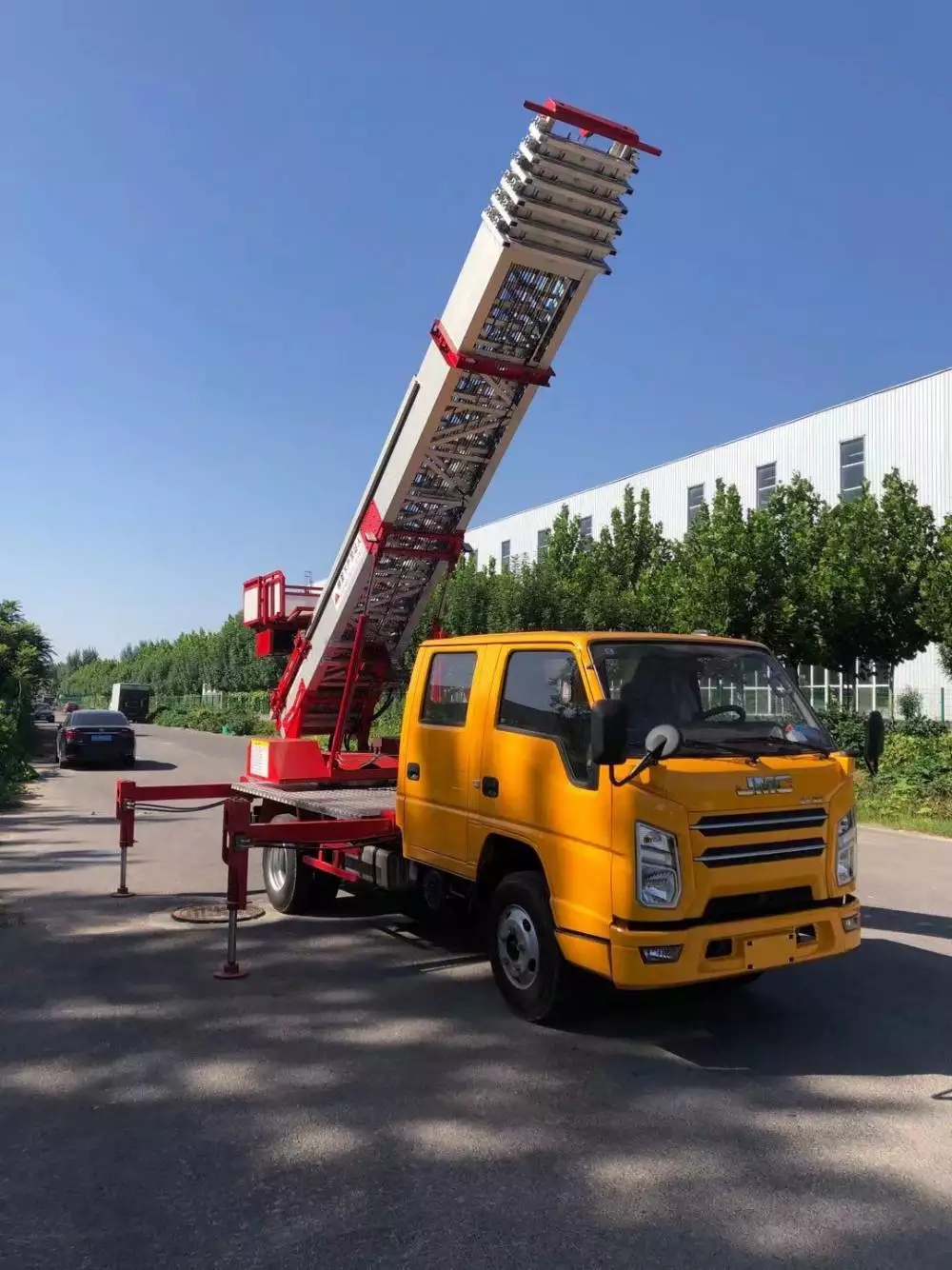 围场县附近的云梯车出租服务：轻松解决高空作业需求