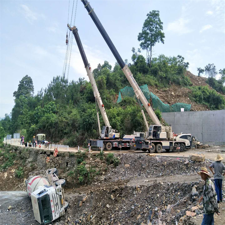 围场县汽车掉沟里叫吊车救援要多少钱